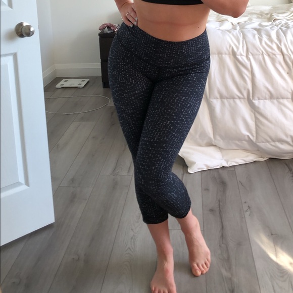 Cute keyhole detail Lululemon Crops - Picture 6 of 13